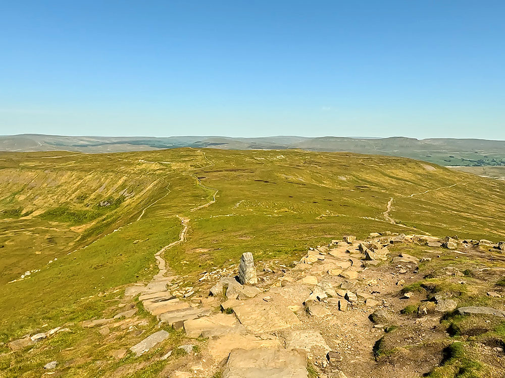 Heading back down to the stone waymarker, the path back to Horton in Ribblesdale is the right-hand one